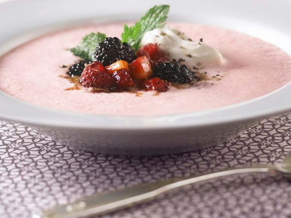 Soupe rafraîchissante aux fraises avec petits fruits au porto