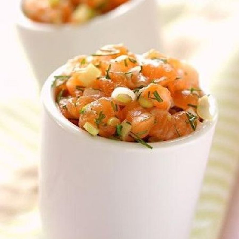  TARTARE DE SAUMON DE L'ATLANTIQUE À LA CRÈME SURE